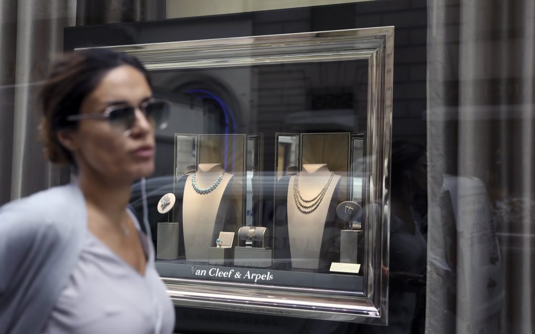 Wealthy shoppers are splashing the cash on jewelry — so long as it’s the right brand