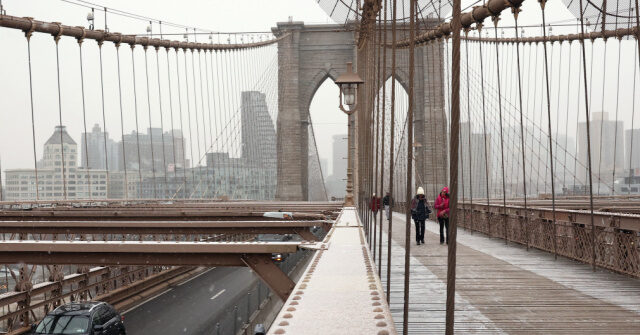 Ship with Massive Mexican Flag and over 200 People on Board Hits Brooklyn Bridge