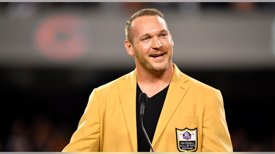 Bears legend Brian Urlacher shares stance on trans athletes in girls’ sports as issue rocks Illinois