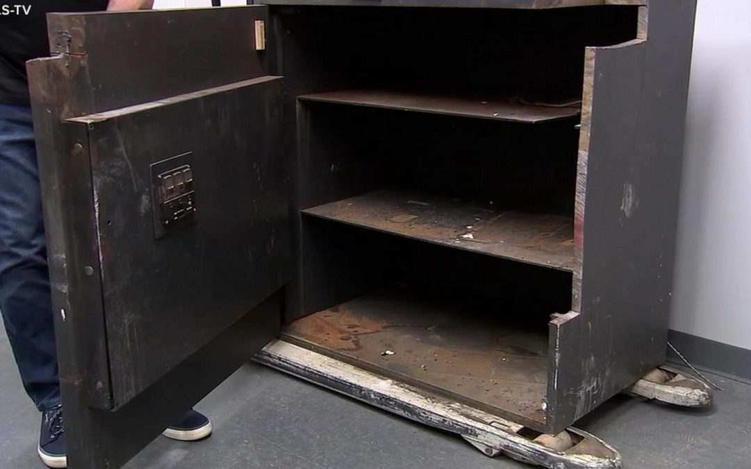WATCH: Thieves steal over $1 million in jewelry after cutting through wall of Chicago store