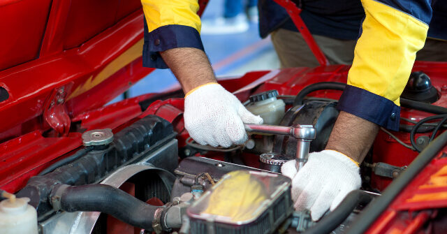 VIDEO — ‘The Way I Was Raised’: Mechanic Returns Wallet Lost in Ford Engine 11 Years Ago