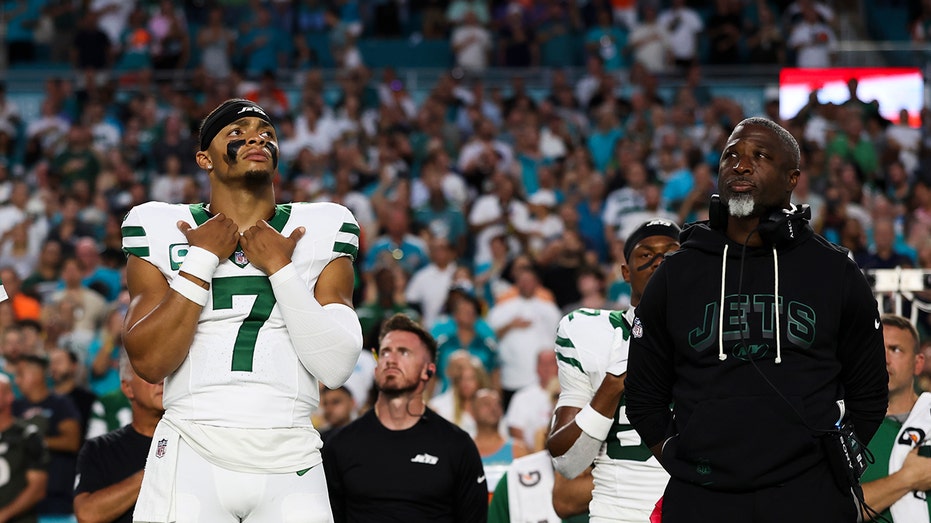 Jets’ quarterback situation takes bizarre turn days after Aaron Glenn’s tense back-and-forth with media