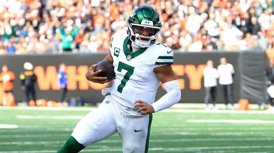 Jets’ Justin Fields reveals why he was ‘crying on the ground’ in closet before first win of season