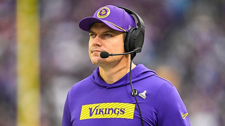 Vikings coach Kevin O’Connell defends choice to keep Carson Wentz in blowout loss for prolonged period