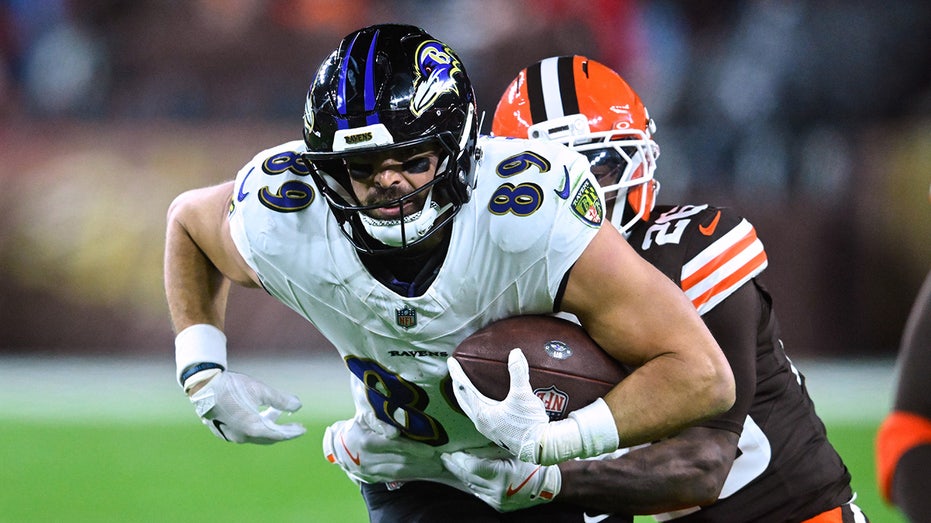 Ravens star fools Browns’ defense with fake tush push, go-ahead TD run