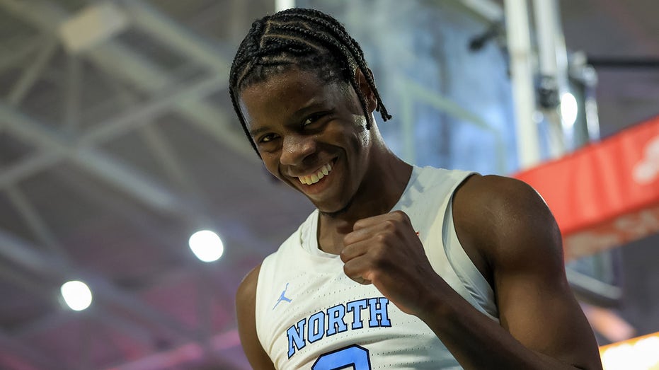 North Carolina’s Caleb Wilson dunks on 6-foot-11 defender