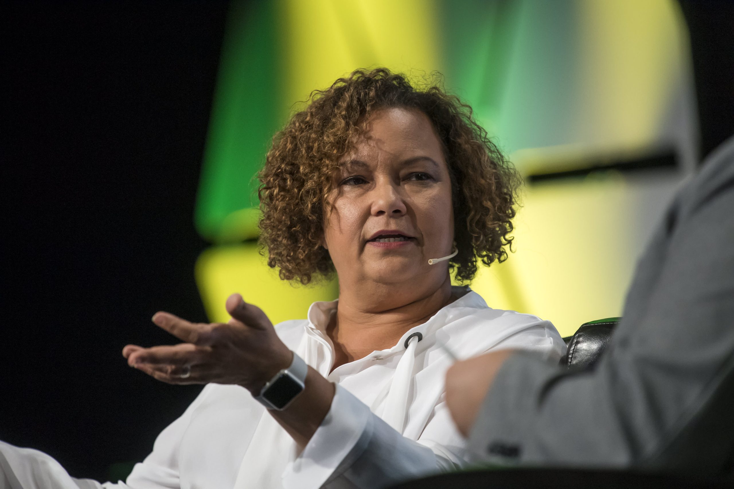 Apple announces departure of general counsel and policy chief