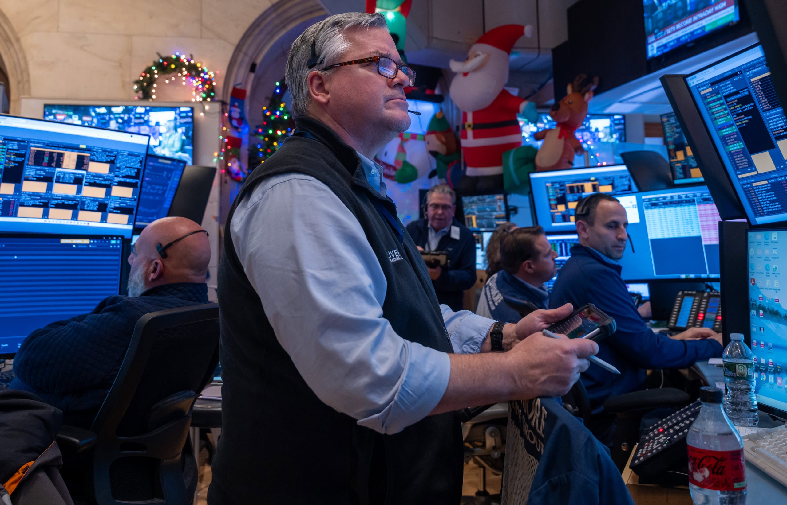 Treasury yields edge lower after figures show net decline in jobs in October and November