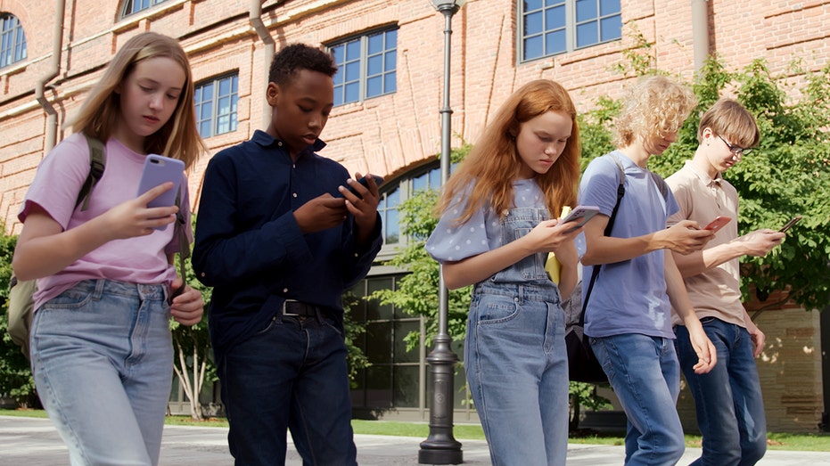 Why parents may want to delay smartphones for kids