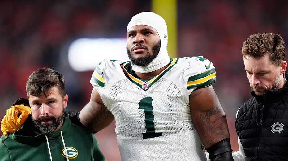 Packers star Micah Parsons suffers non-contact knee injury vs Broncos