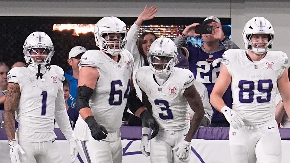 Vikings squash Lions’ playoff chances on Christmas Day, force 6 turnovers