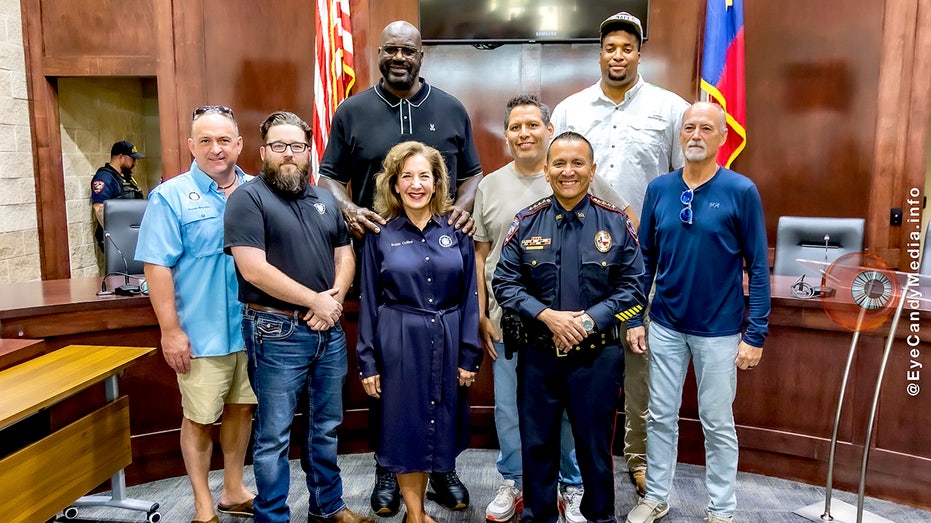 NBA legend Shaquille O’Neal sponsors former basketball player’s attempt to be tallest police officer in Texas
