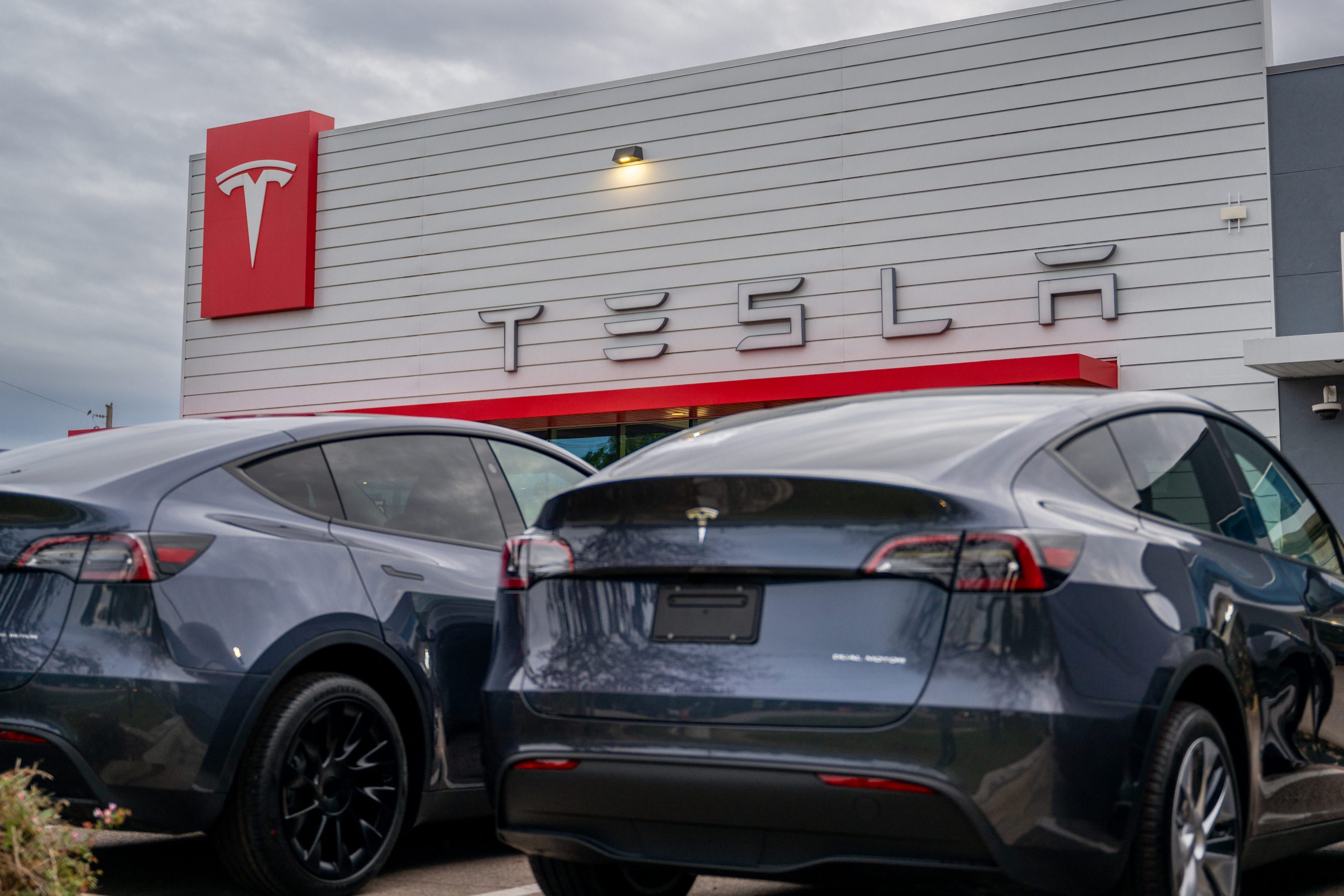 Tesla reports 418,227 deliveries for the fourth quarter, down 16%
