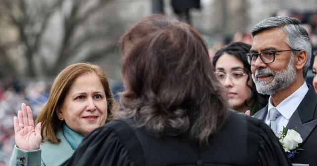 Ghazala Hashmi Takes Oath on Quran to Be Sworn In as Virginia Lt. Gov.