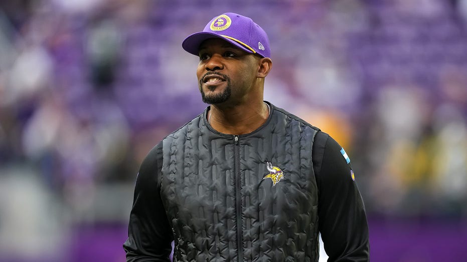 Vikings extend Brian Flores’ contract as defensive coordinator despite head coaching interviews